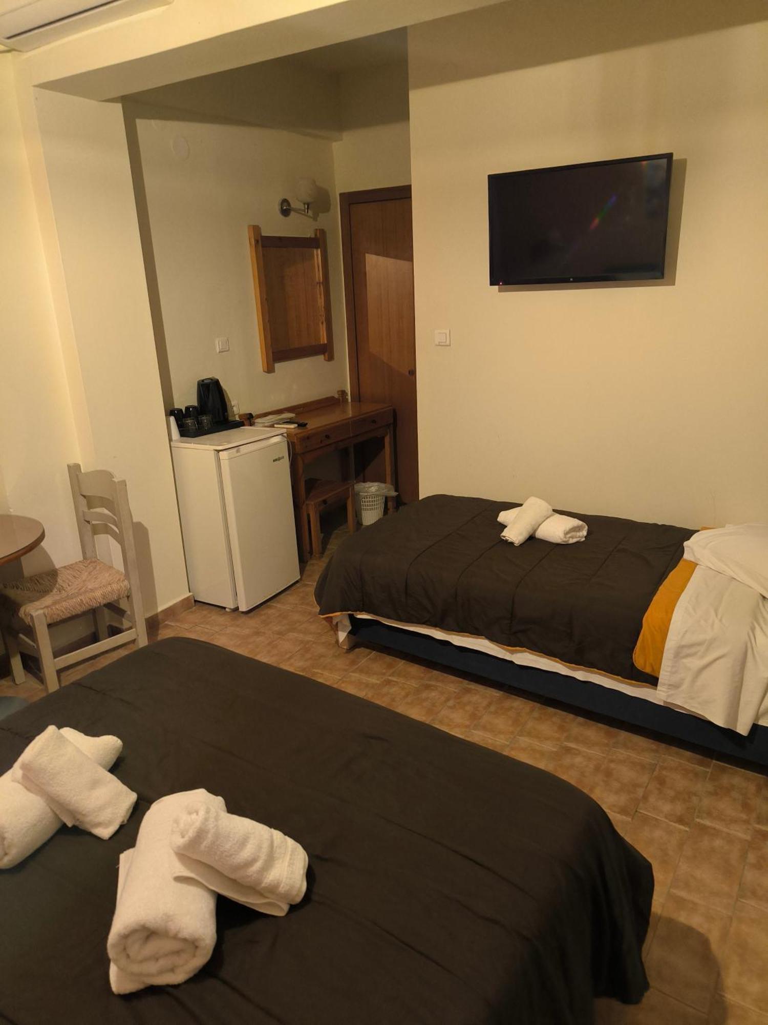 Hotel Almira 아기아 트리아스 외부 사진