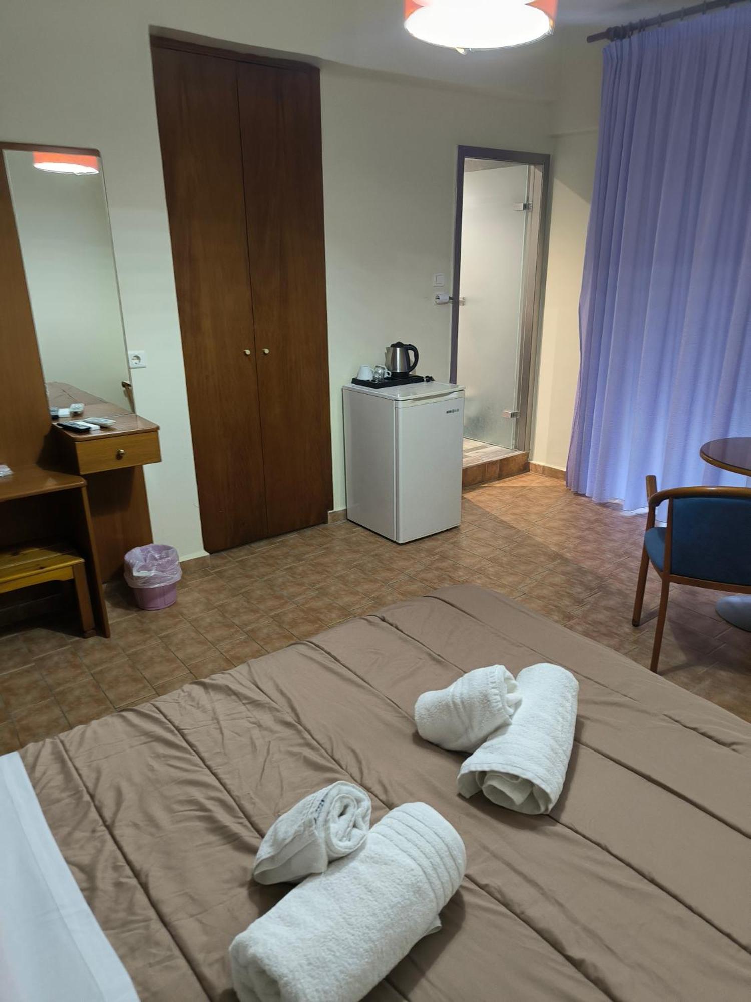 Hotel Almira 아기아 트리아스 외부 사진