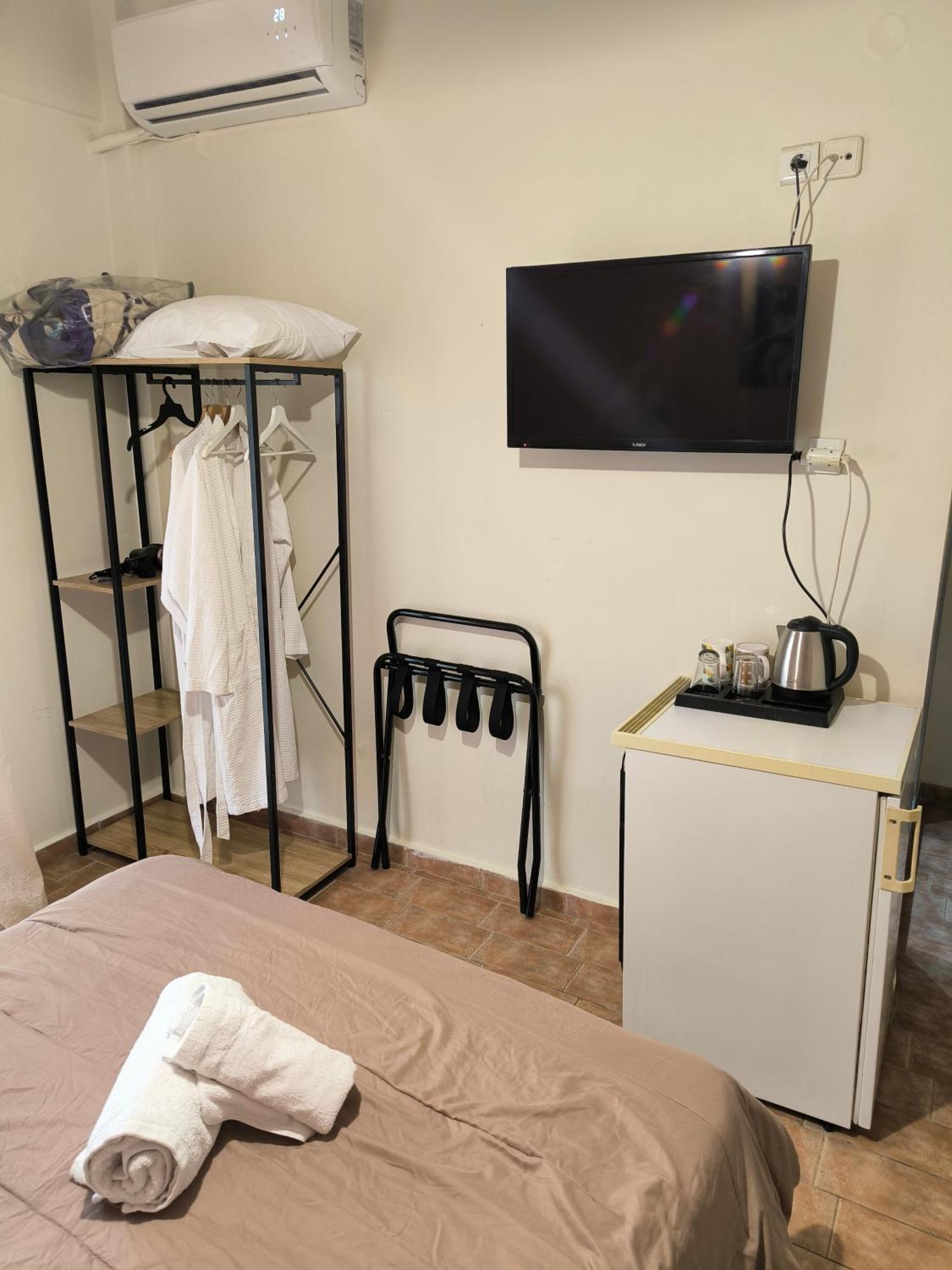 Hotel Almira 아기아 트리아스 외부 사진